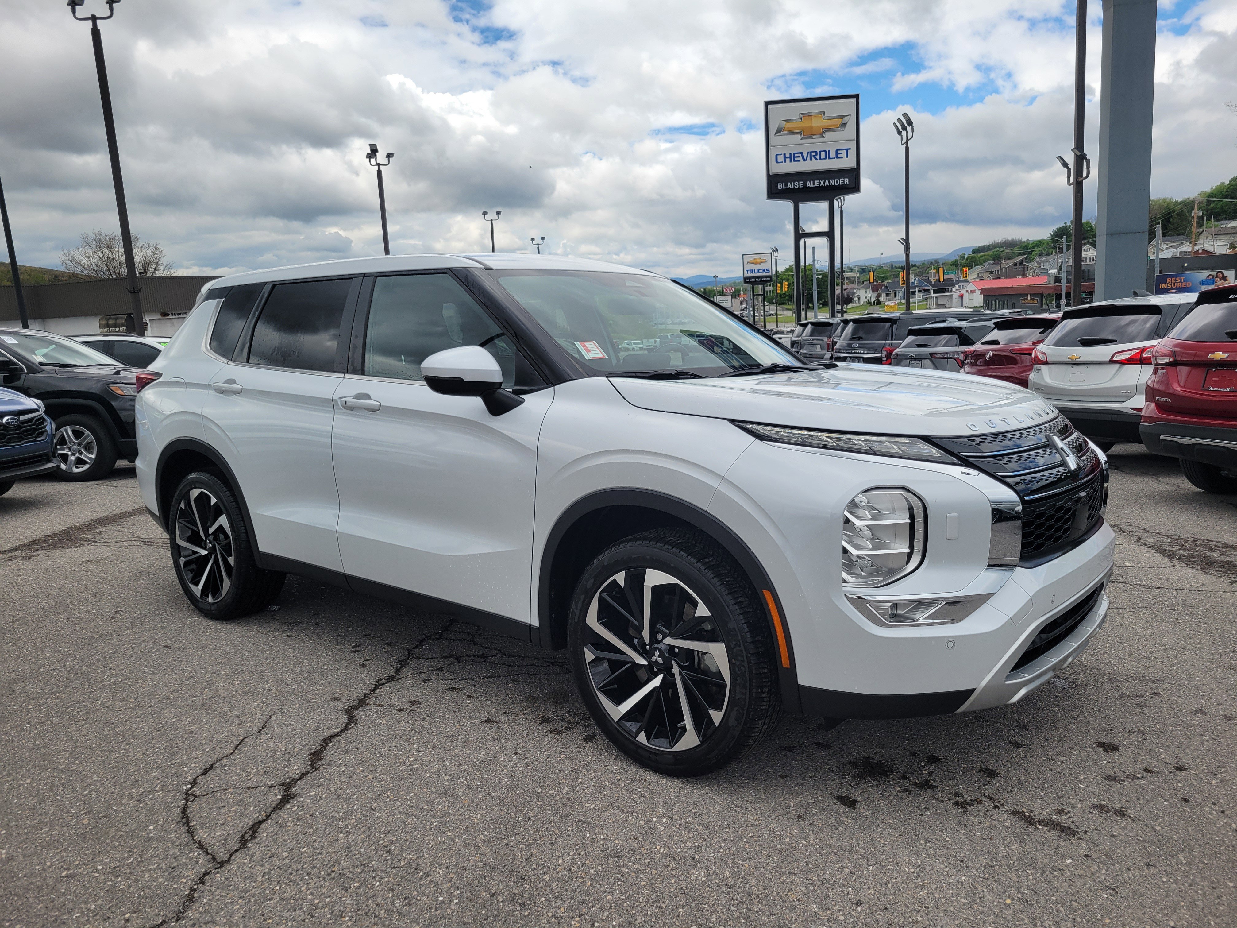 Used 2024 Mitsubishi Outlander SE AWD/4WD image 1