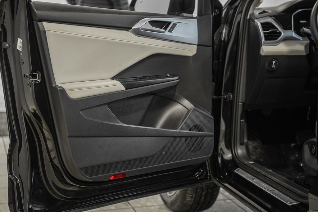 Used 2025 Volkswagen Taos SE w/ Panoramic Sunroof Package image 44