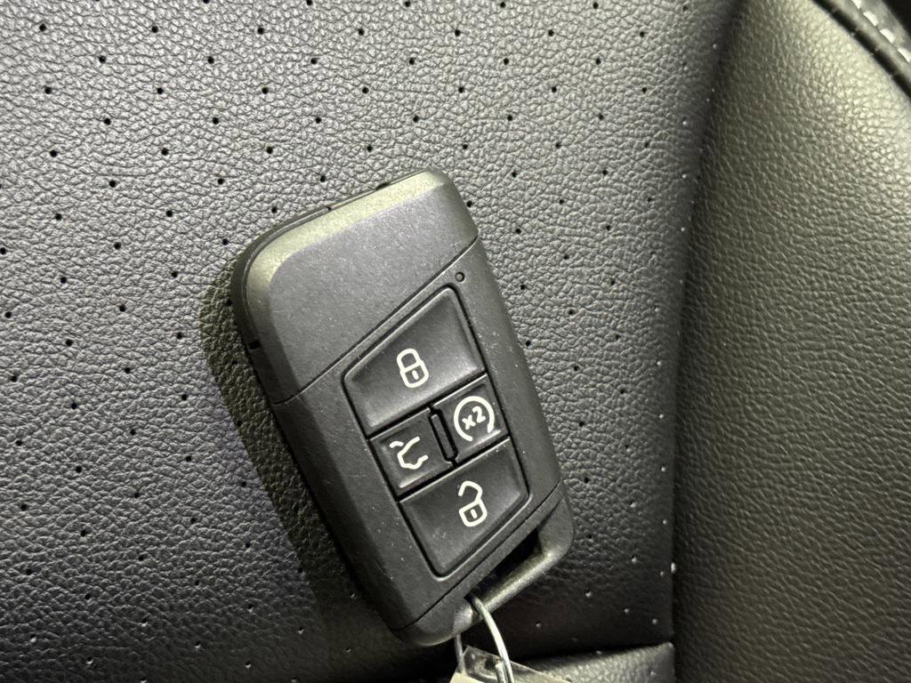 Used 2021 Volkswagen Atlas Cross Sport SE w/ Panoramic Sunroof Package image 26