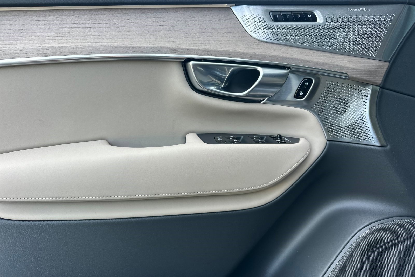 Used 2026 Volvo XC90 T8 Ultra w/ Lounge Package image 12