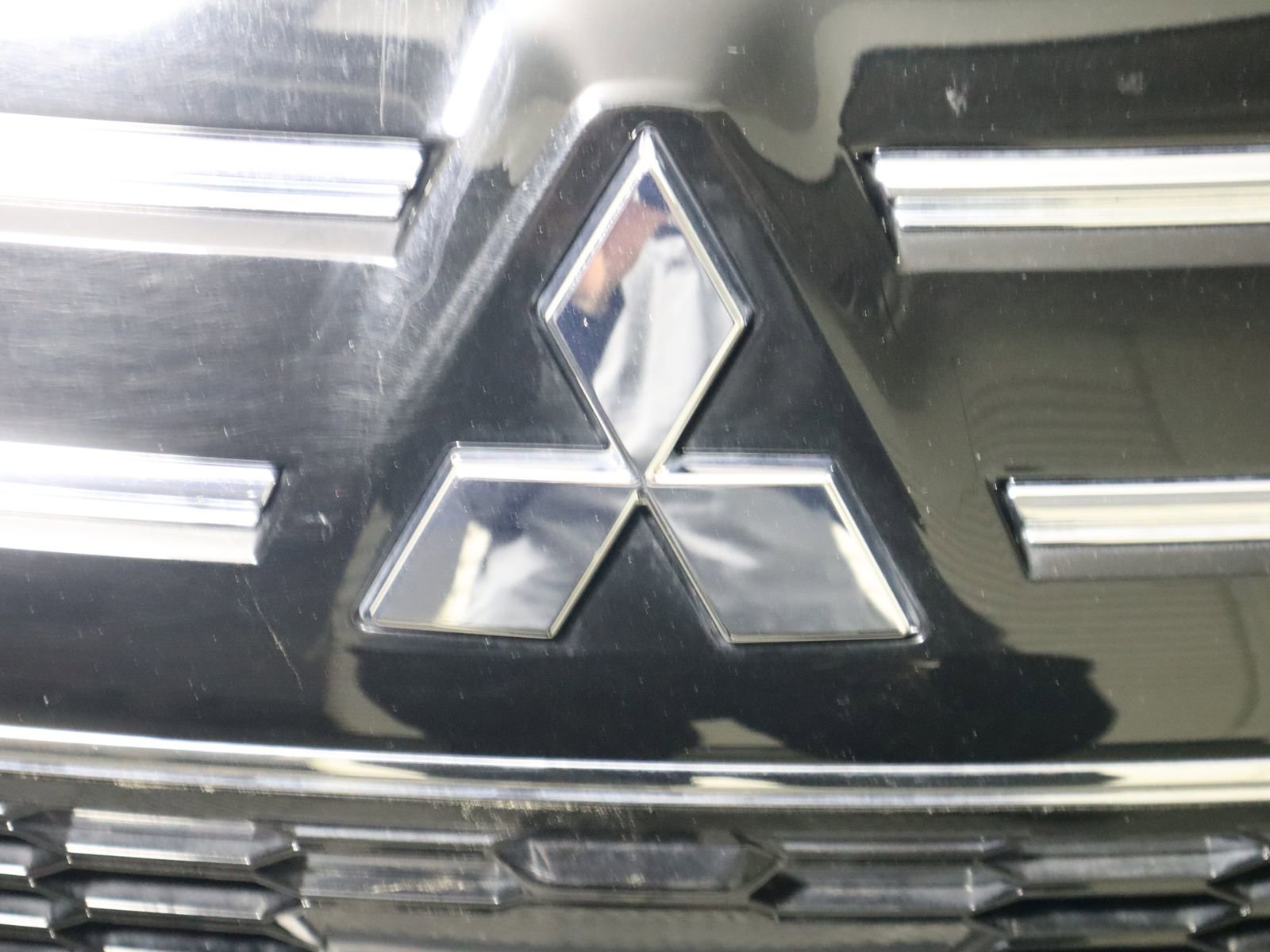 Used 2025 Mitsubishi Outlander AWD image 23