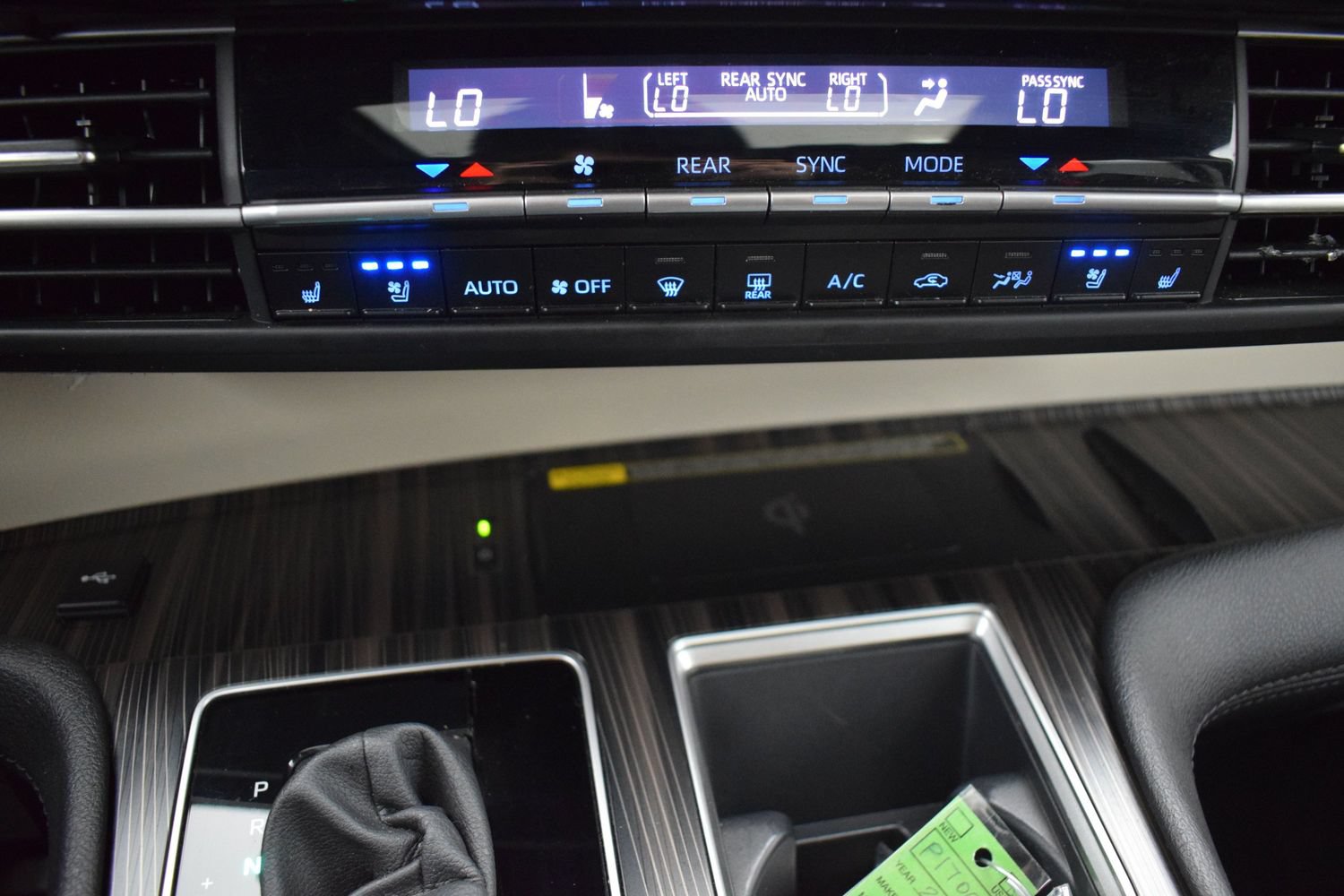 Used 2024 Toyota Sienna Platinum AWD/4WD image 22