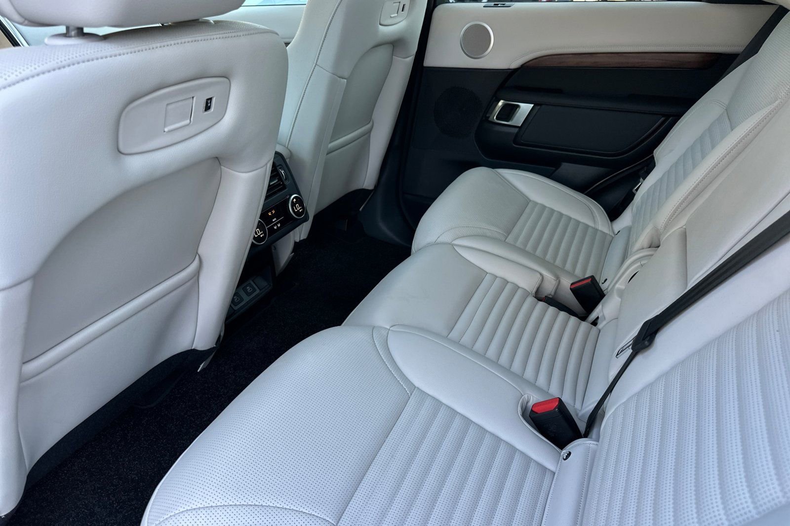 Used 2025 Land Rover Discovery Dynamic SE image 10