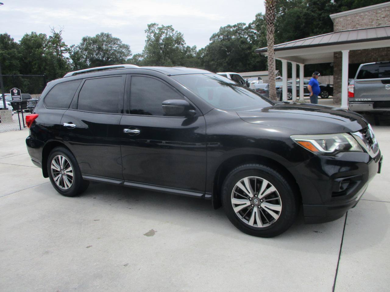 Used 2017 Nissan Pathfinder SV FWD image 9