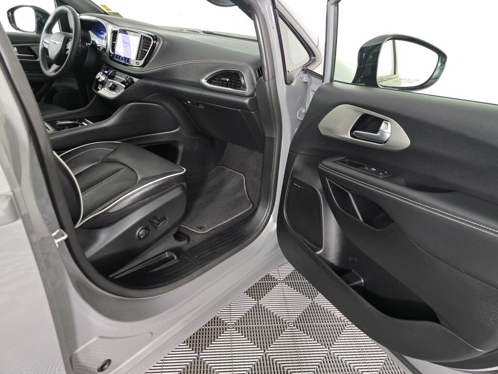 Used 2023 Chrysler Pacifica Limited w/ Uconnect Theater Family Group FWD image 44