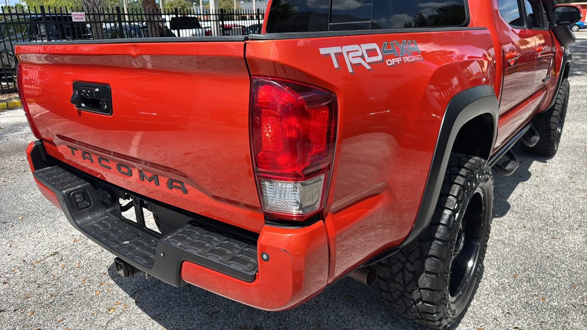 Used 2017 Toyota Tacoma TRD Off-Road w/ Premium & Technology Package AWD/4WD image 47