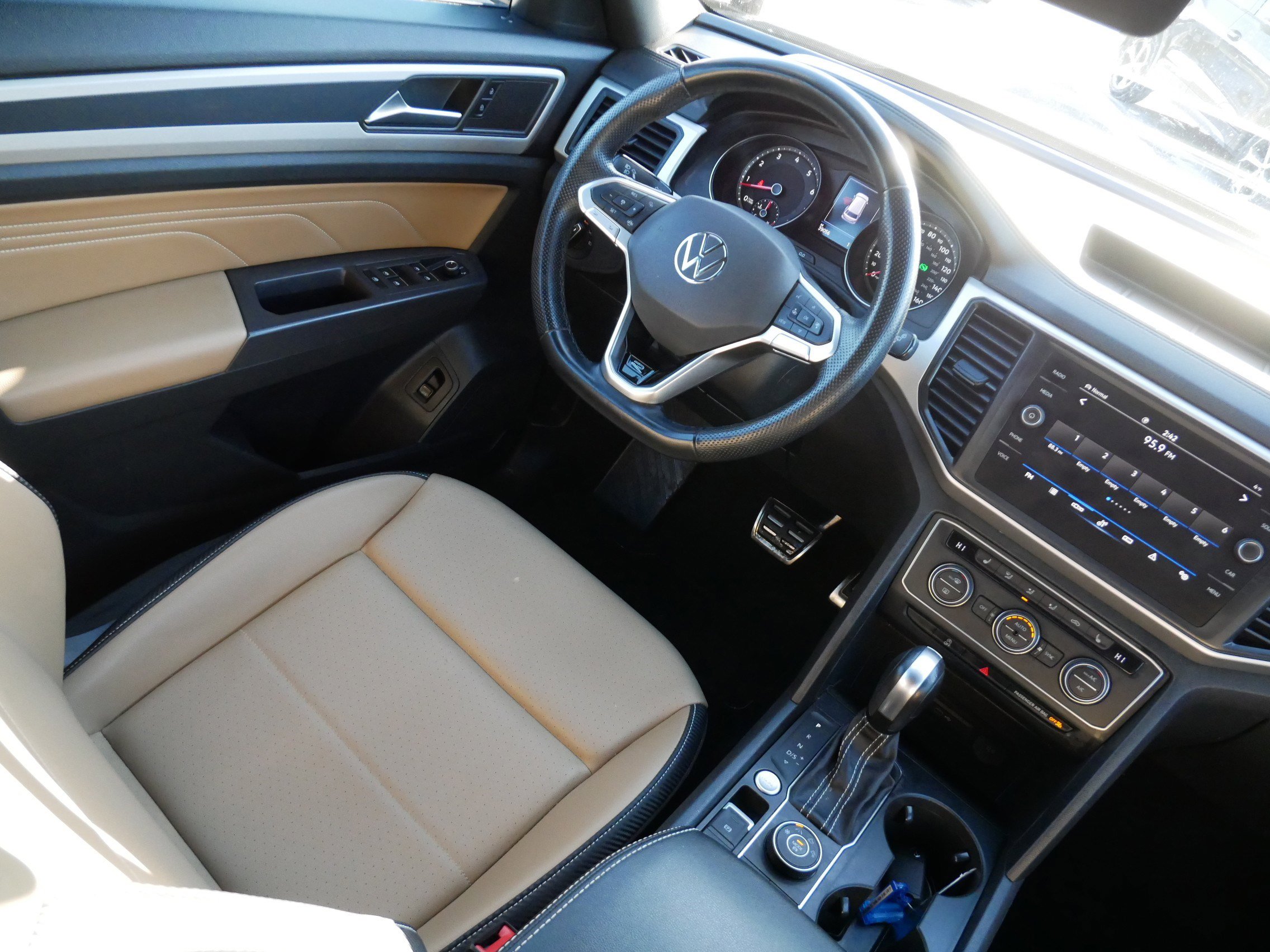 Certified 2021 Volkswagen Atlas Cross Sport SE w/ Panoramic Sunroof Package image 9