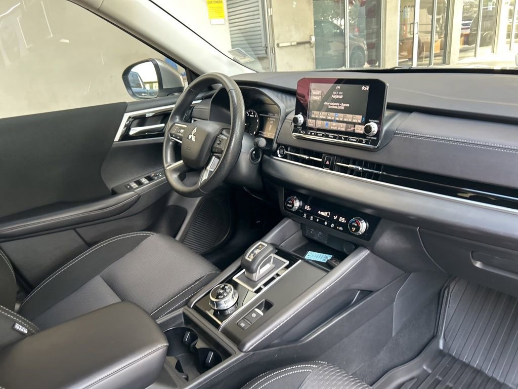 Used 2024 Mitsubishi Outlander ES image 19