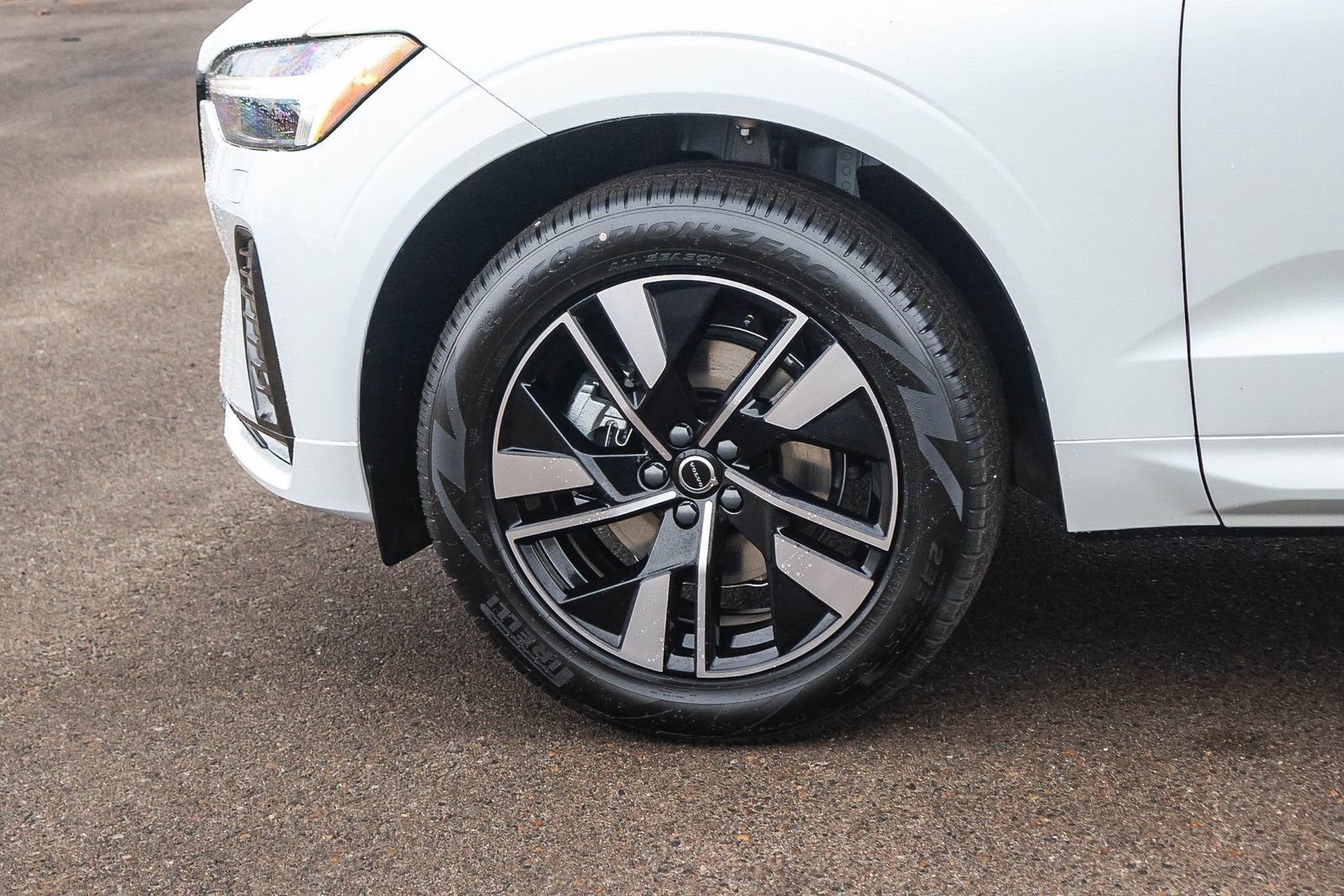 New 2026 Volvo XC60 B5 Core w/ Climate Package image 9