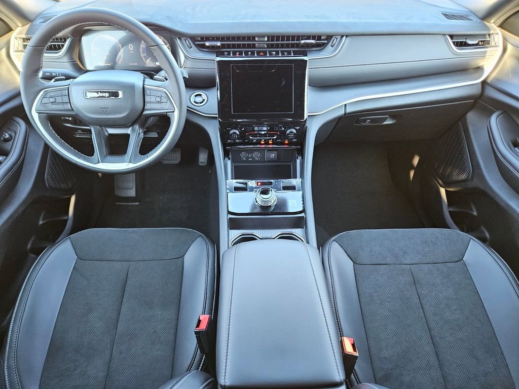 New 2025 Jeep Grand Cherokee Altitude image 12