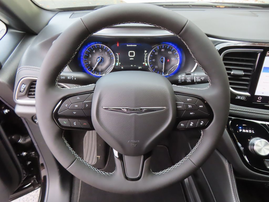New 2026 Chrysler Pacifica Limited w/ Uconnect Theater Family Group image 4