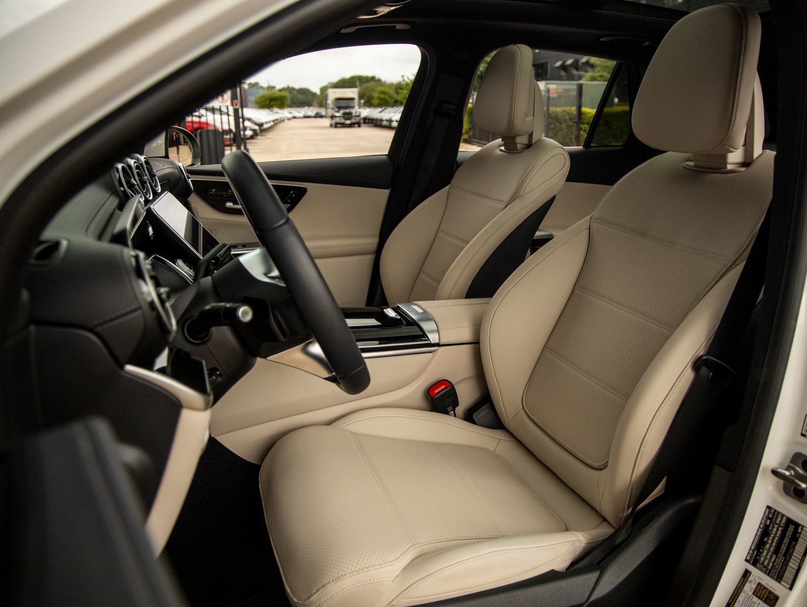 Used 2025 Mercedes-Benz GLC 300 image 21