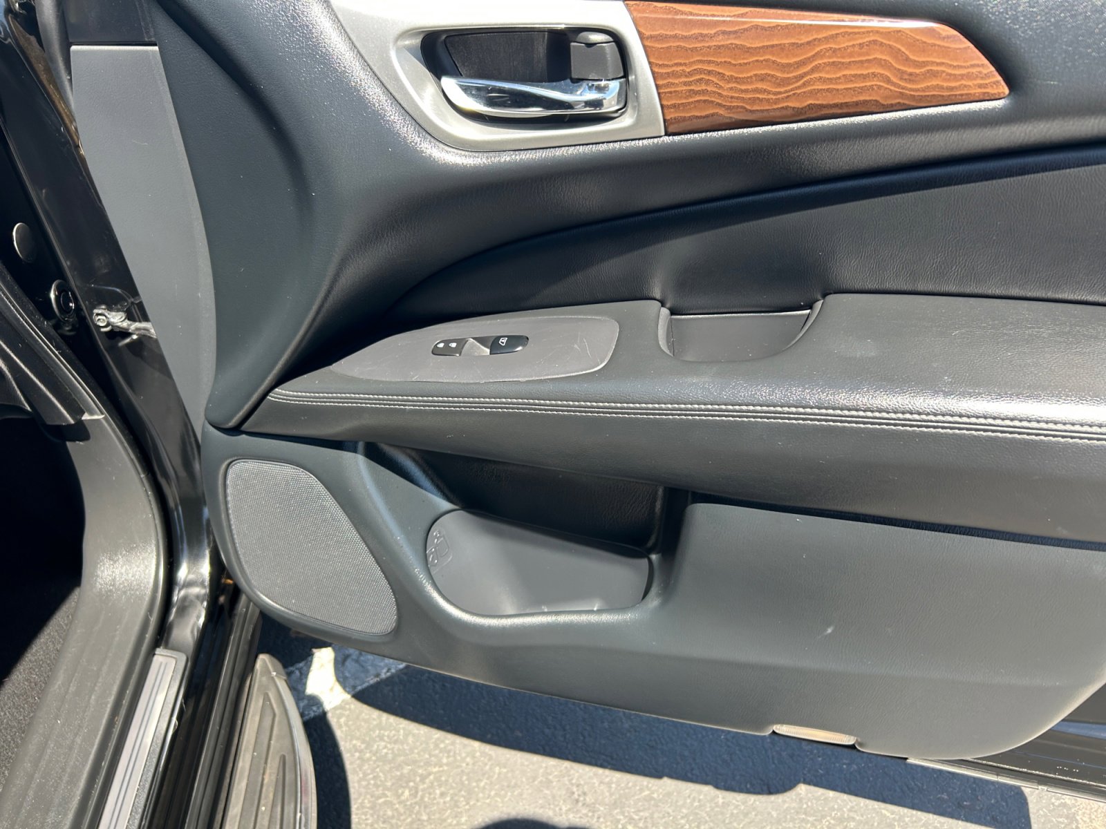 Used 2020 Nissan Pathfinder Platinum AWD/4WD image 16