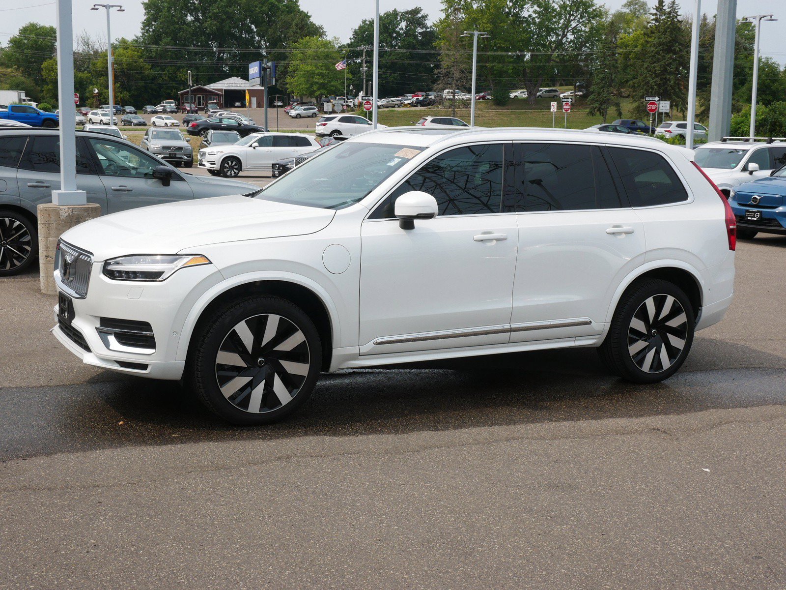 Certified 2025 Volvo XC90 T8 Plus w/ Protection Package Premier AWD/4WD image 3