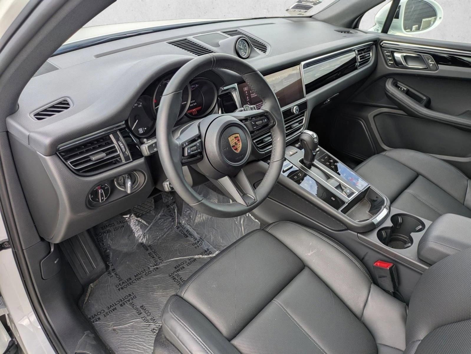Certified 2025 Porsche Macan AWD/4WD image 4