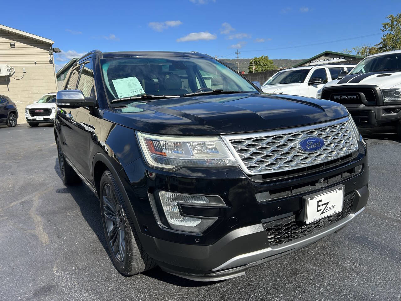 Used 2017 Ford Explorer Platinum image 2