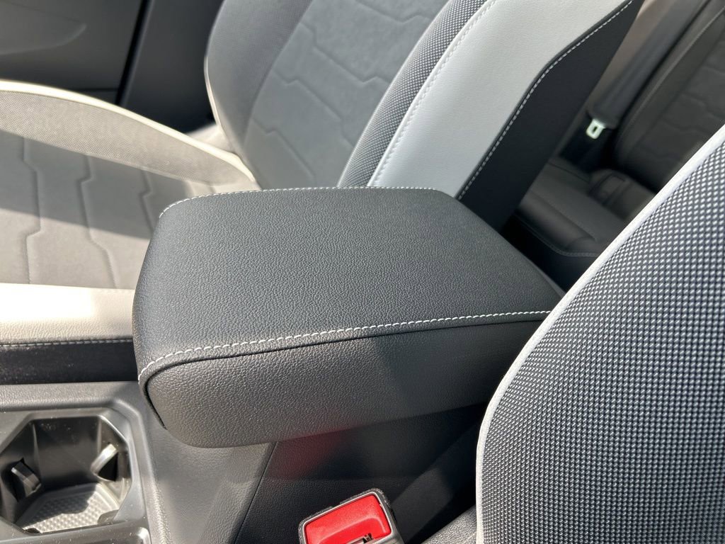 Used 2025 Volkswagen Taos SE image 32