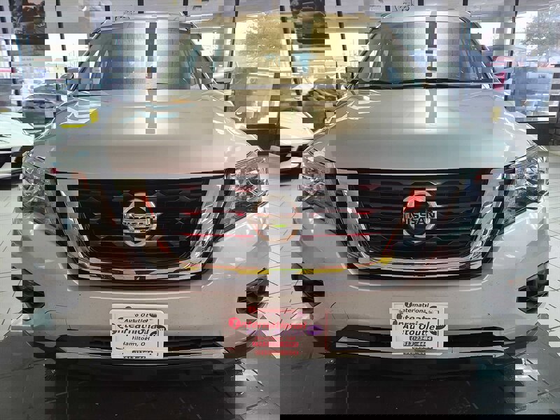 Used 2017 Nissan Pathfinder SV image 3