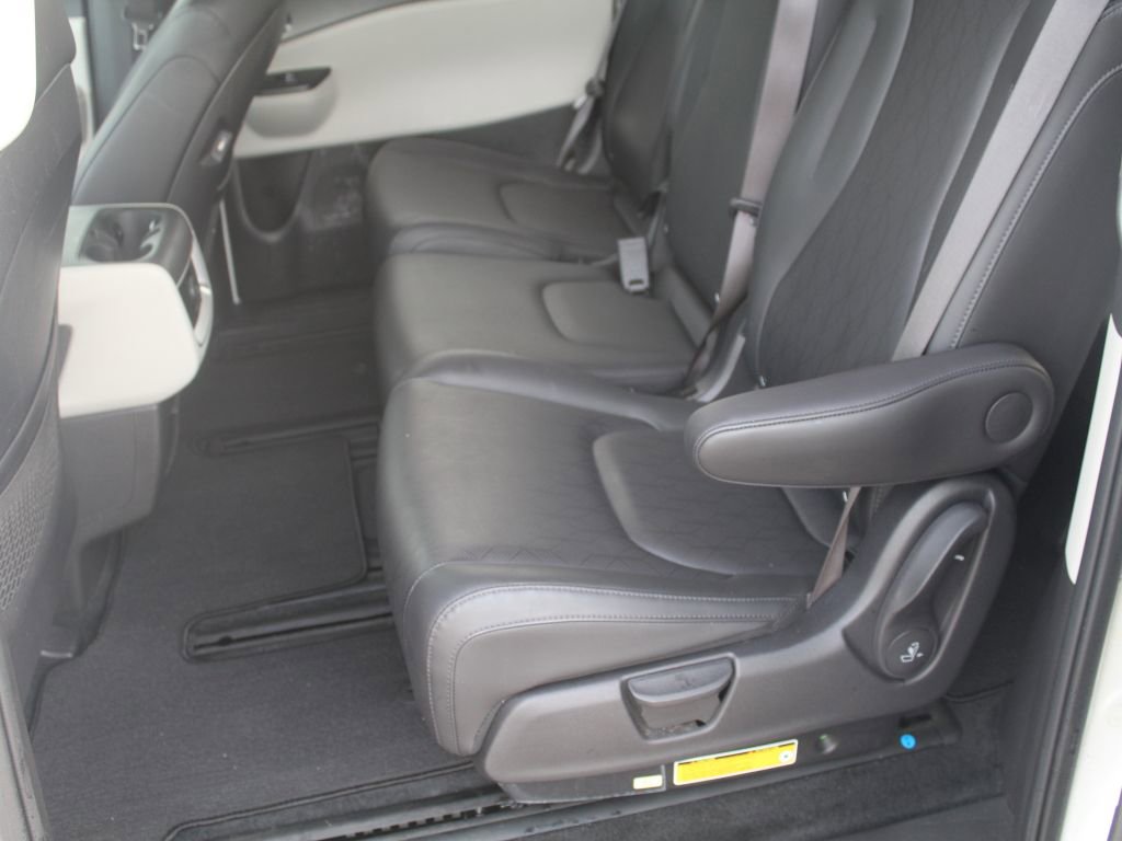 Used 2023 Kia Carnival LX image 4