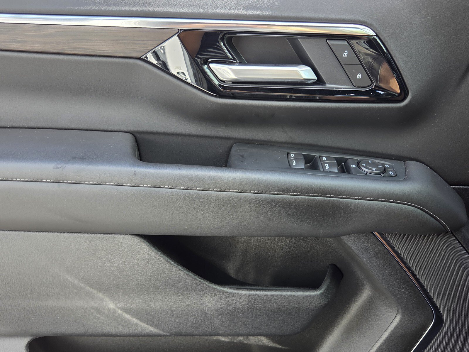Certified 2025 Chevrolet Suburban LS RWD image 30