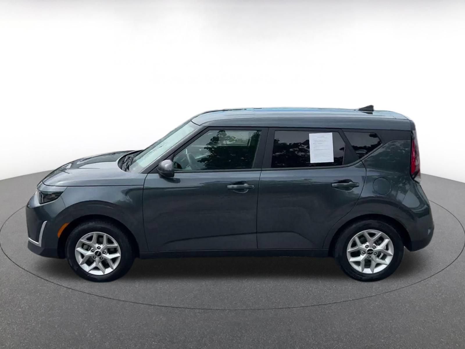 Used 2025 Kia Soul LX w/ LX Technology Package FWD image 8