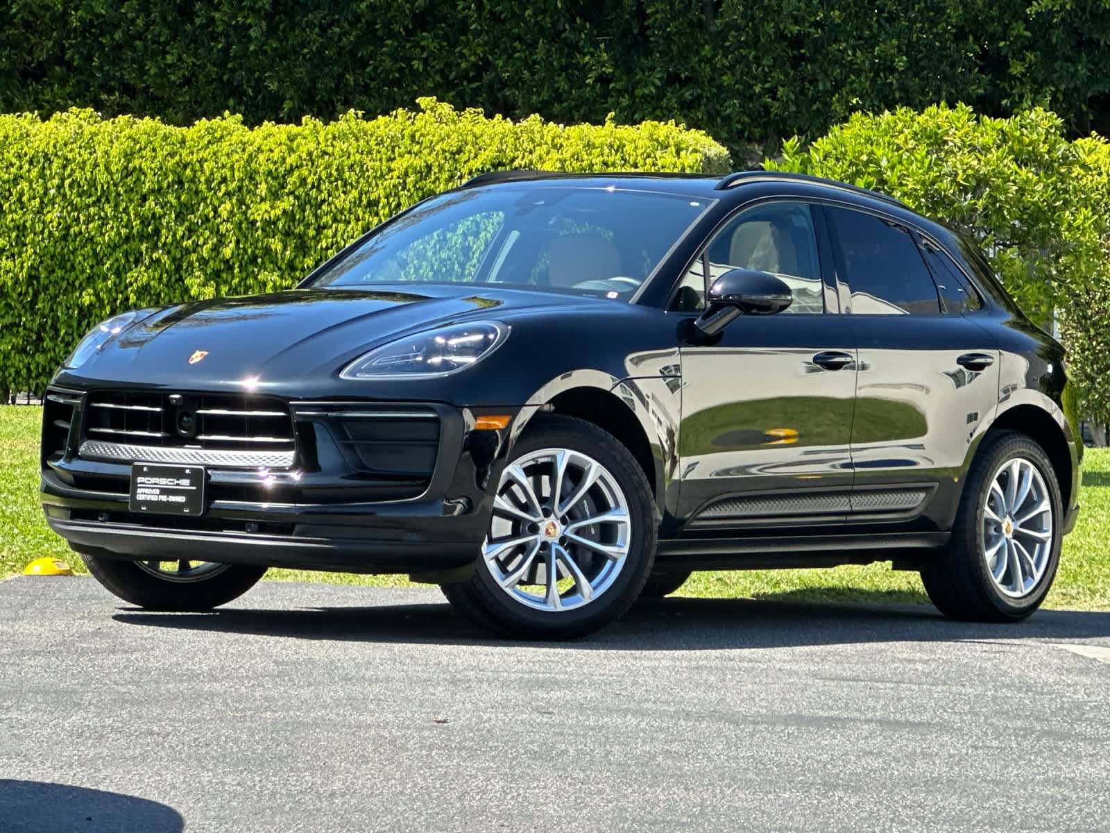 Certified 2025 Porsche Macan AWD/4WD image 1