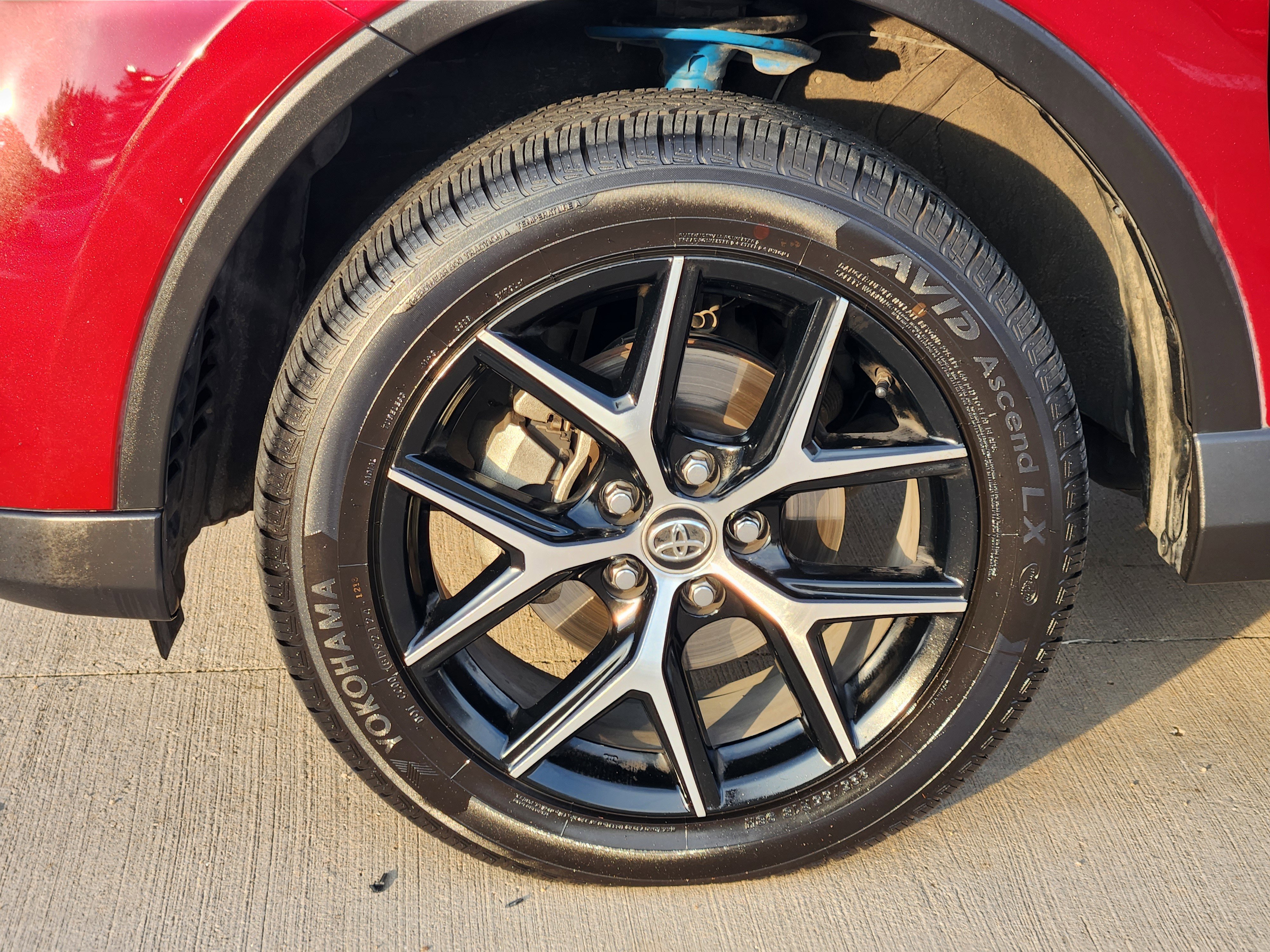 Used 2018 Toyota RAV4 SE image 10