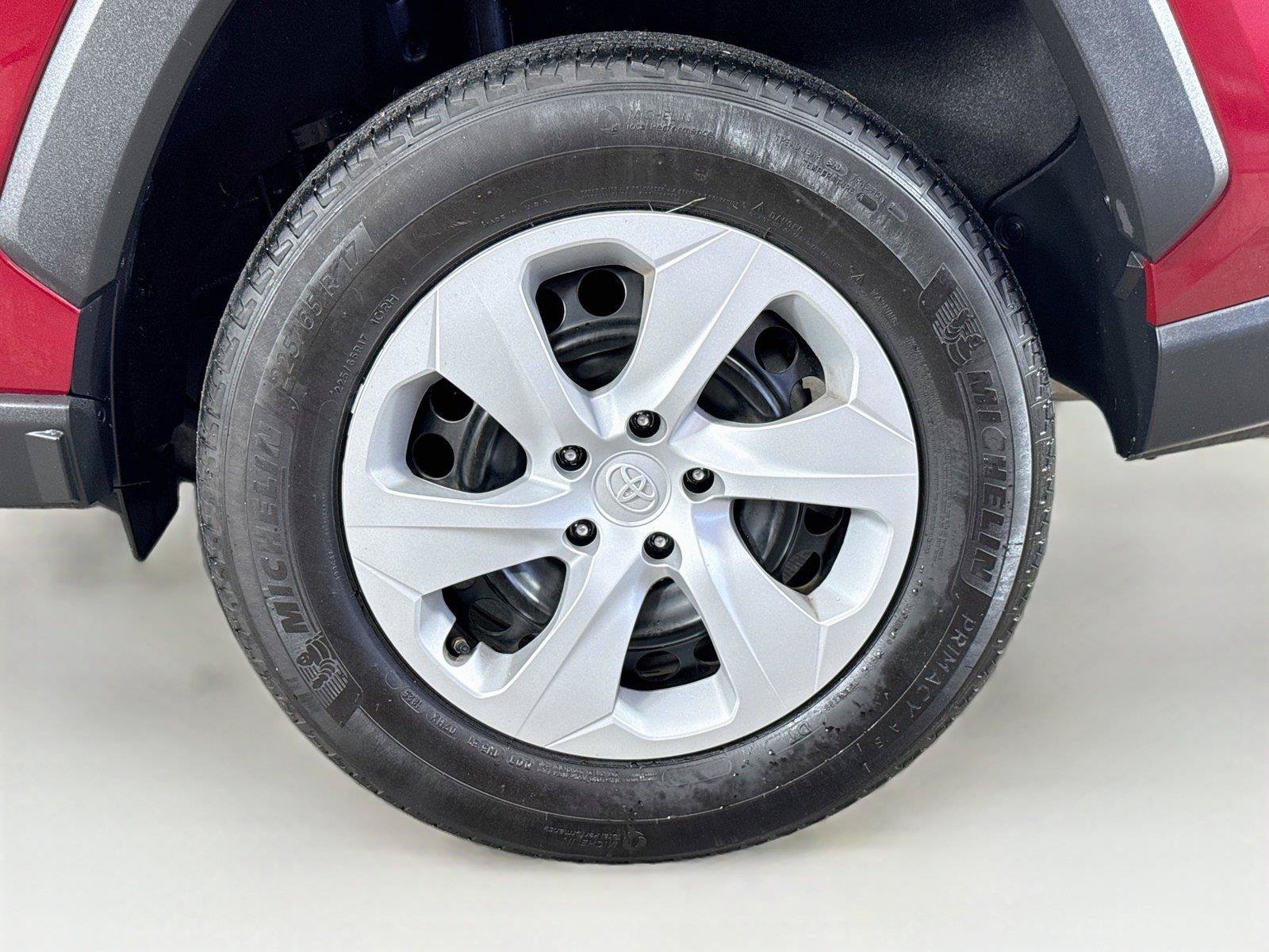 Used 2025 Toyota RAV4 LE FWD image 31