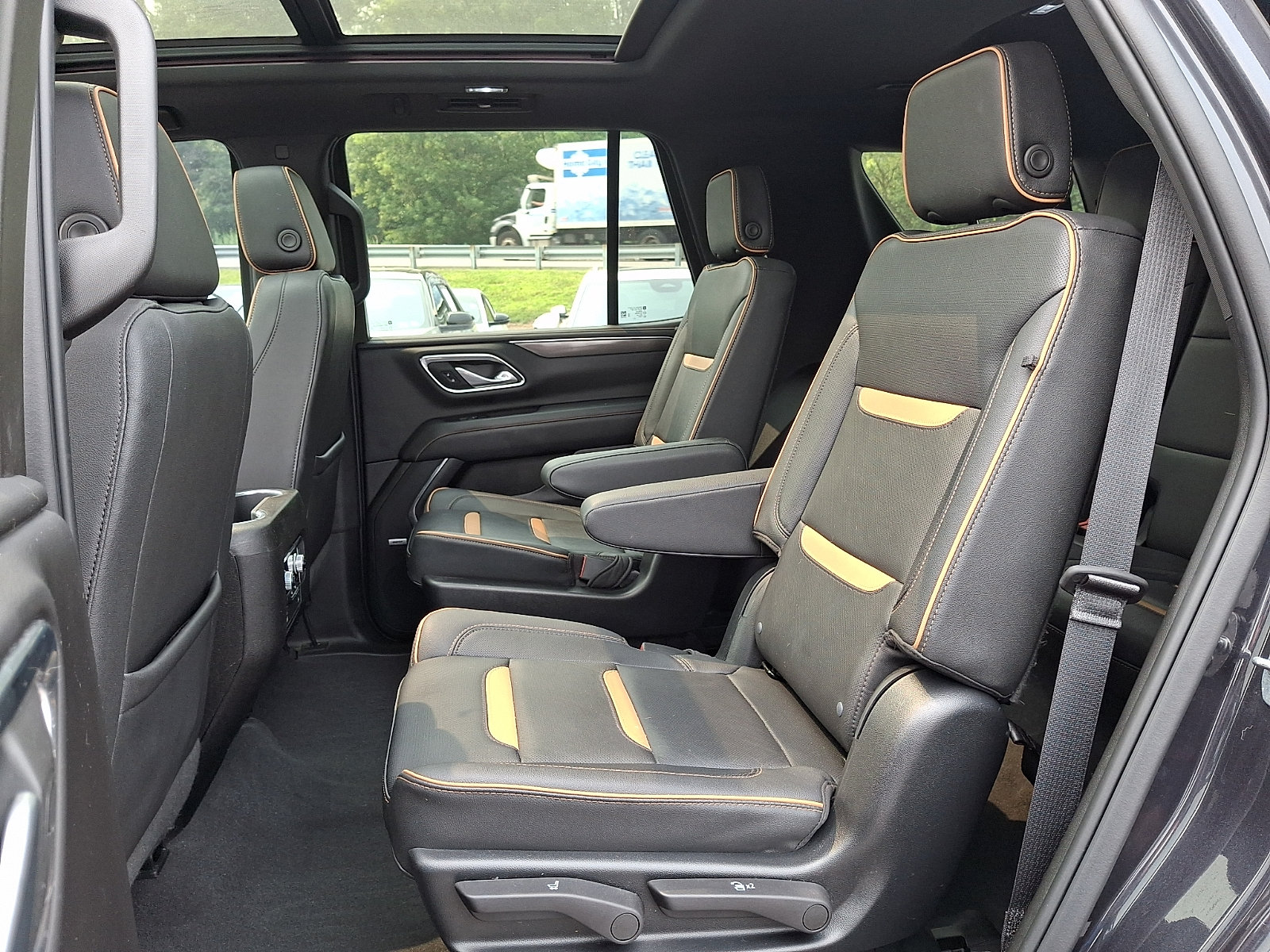 Used 2023 GMC Yukon AT4 w/ AT4 Premium Plus Package AWD/4WD image 11