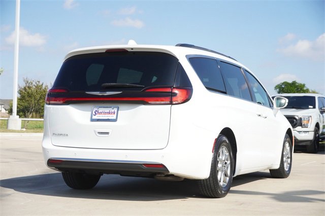 Used 2022 Chrysler Pacifica Touring image 9
