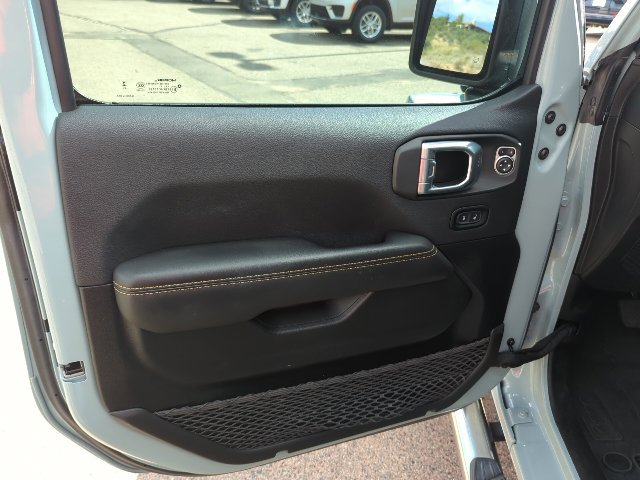 Used 2024 Jeep Wrangler Unlimited Sahara w/ Technology Group AWD/4WD image 17