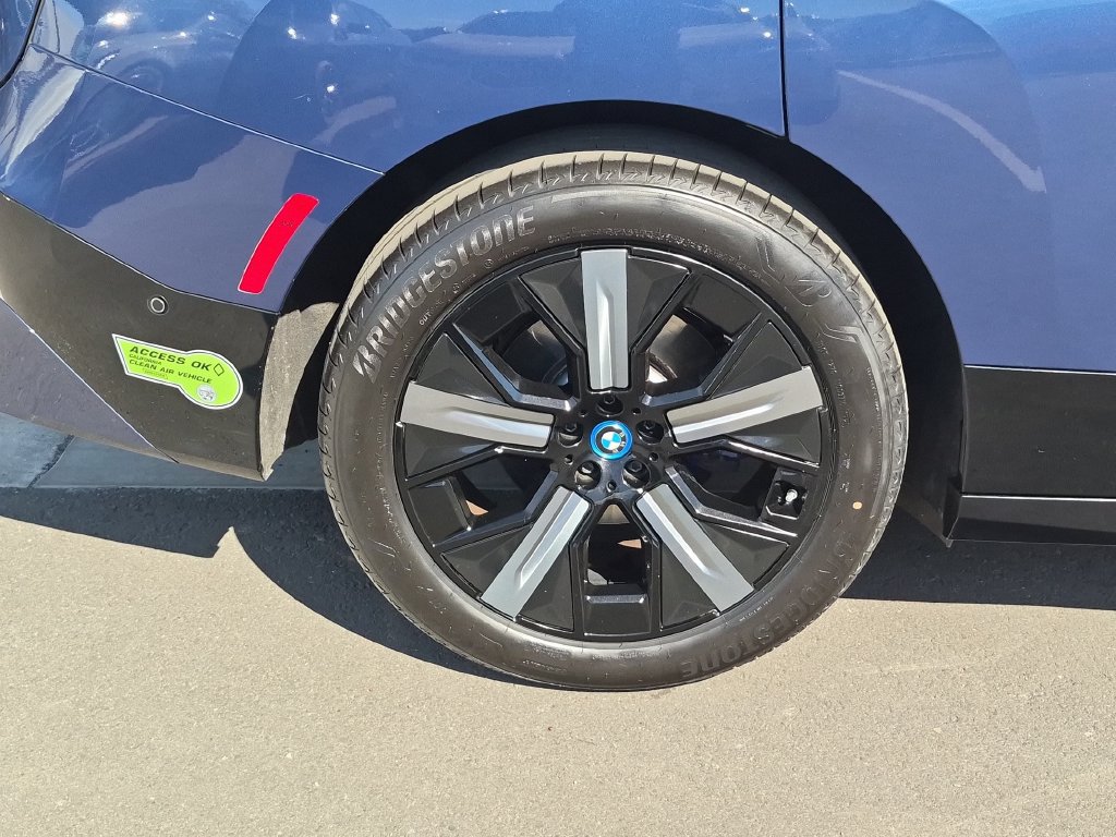 Used 2024 BMW iX xDrive50 w/ Sport Package AWD/4WD image 25