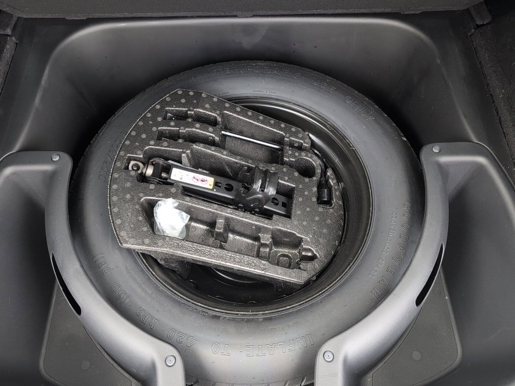 Used 2020 Jeep Grand Cherokee Laredo w/ 18" Wheel & 8.4" Radio Group image 19