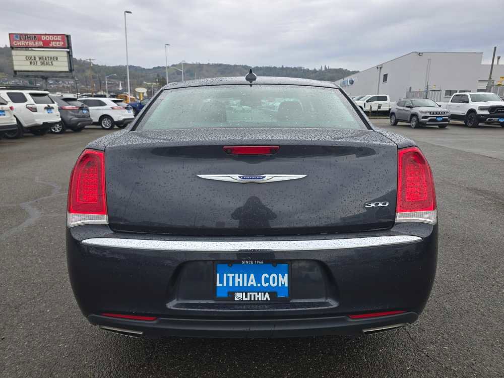 Used 2019 Chrysler 300 Touring w/ Driver Convenience Group image 4