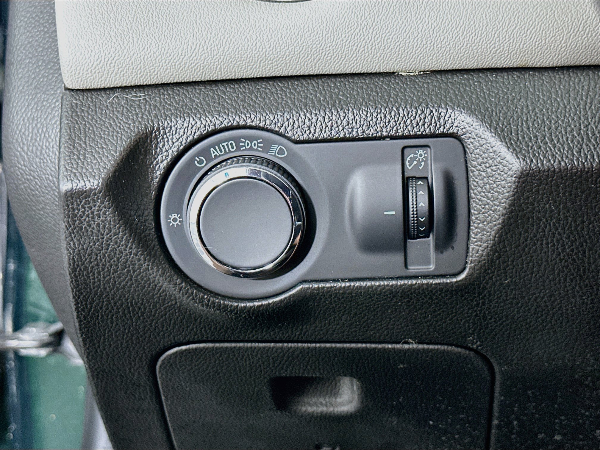 Used 2014 Chevrolet Cruze LS FWD image 16