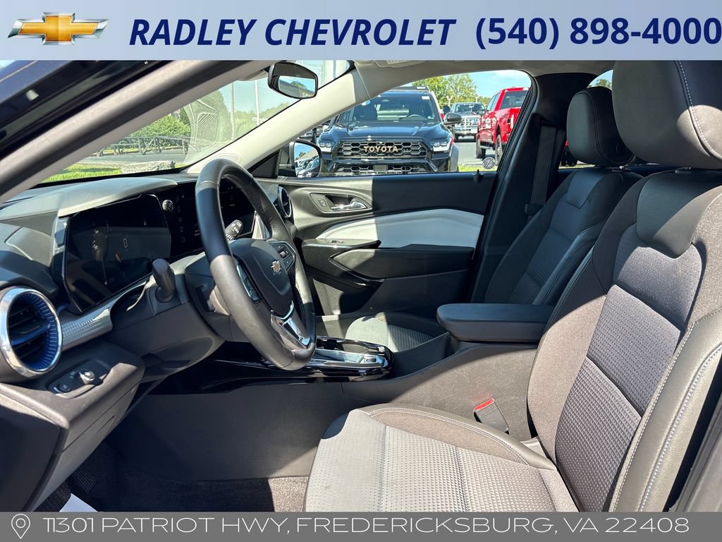 Used 2025 Chevrolet Trax LT w/ LT Convenience Package FWD image 3