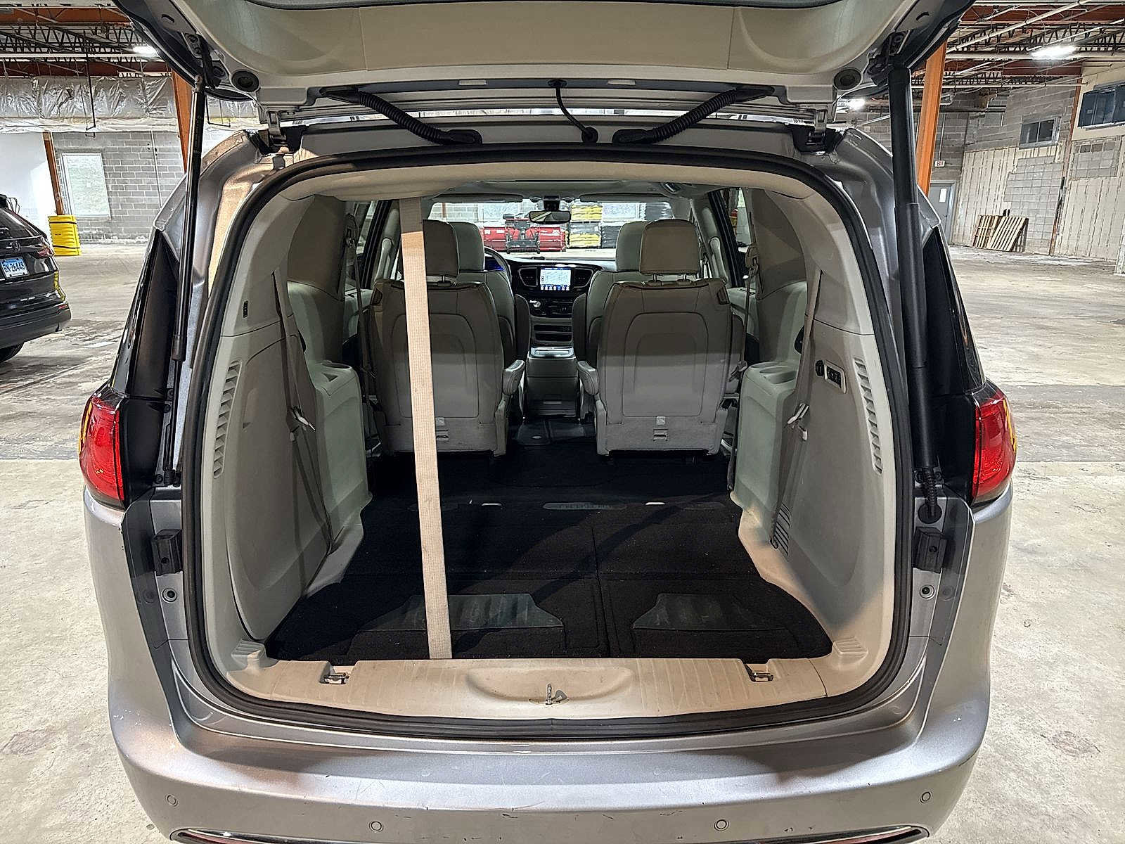 Used 2019 Chrysler Pacifica Limited image 11