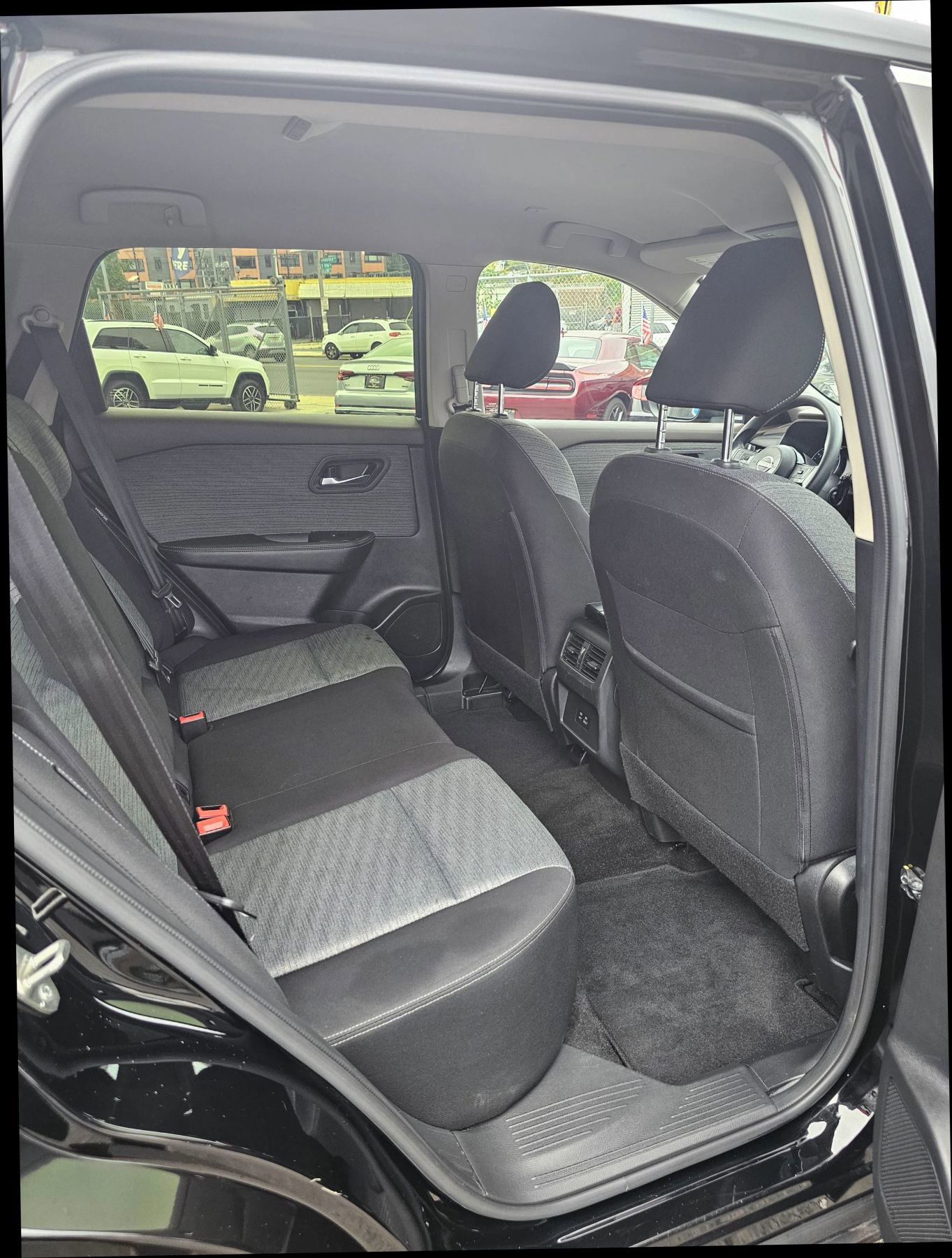 Used 2023 Nissan Rogue SV image 10