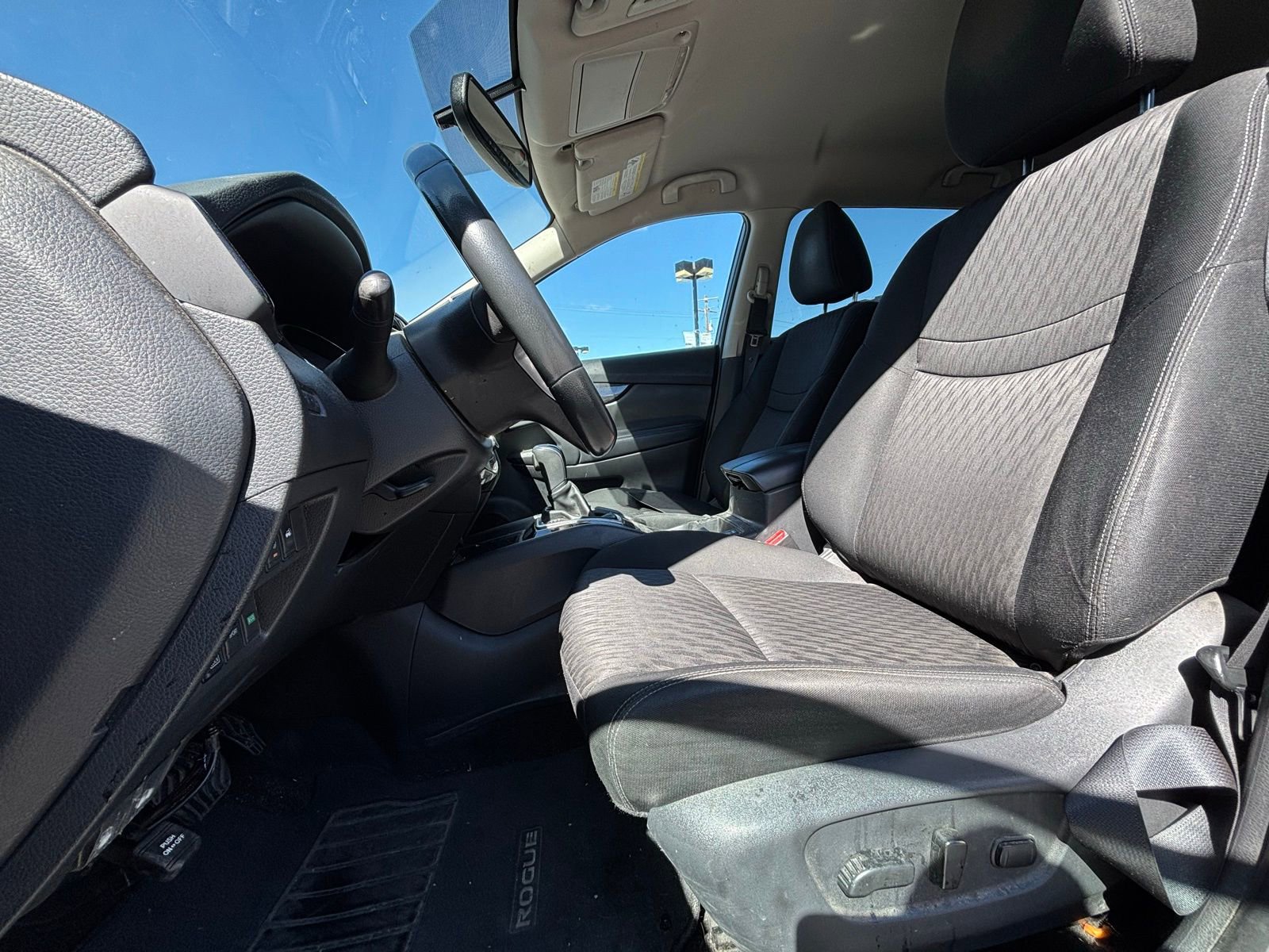 Used 2017 Nissan Rogue SV w/ SV Premium Package image 7