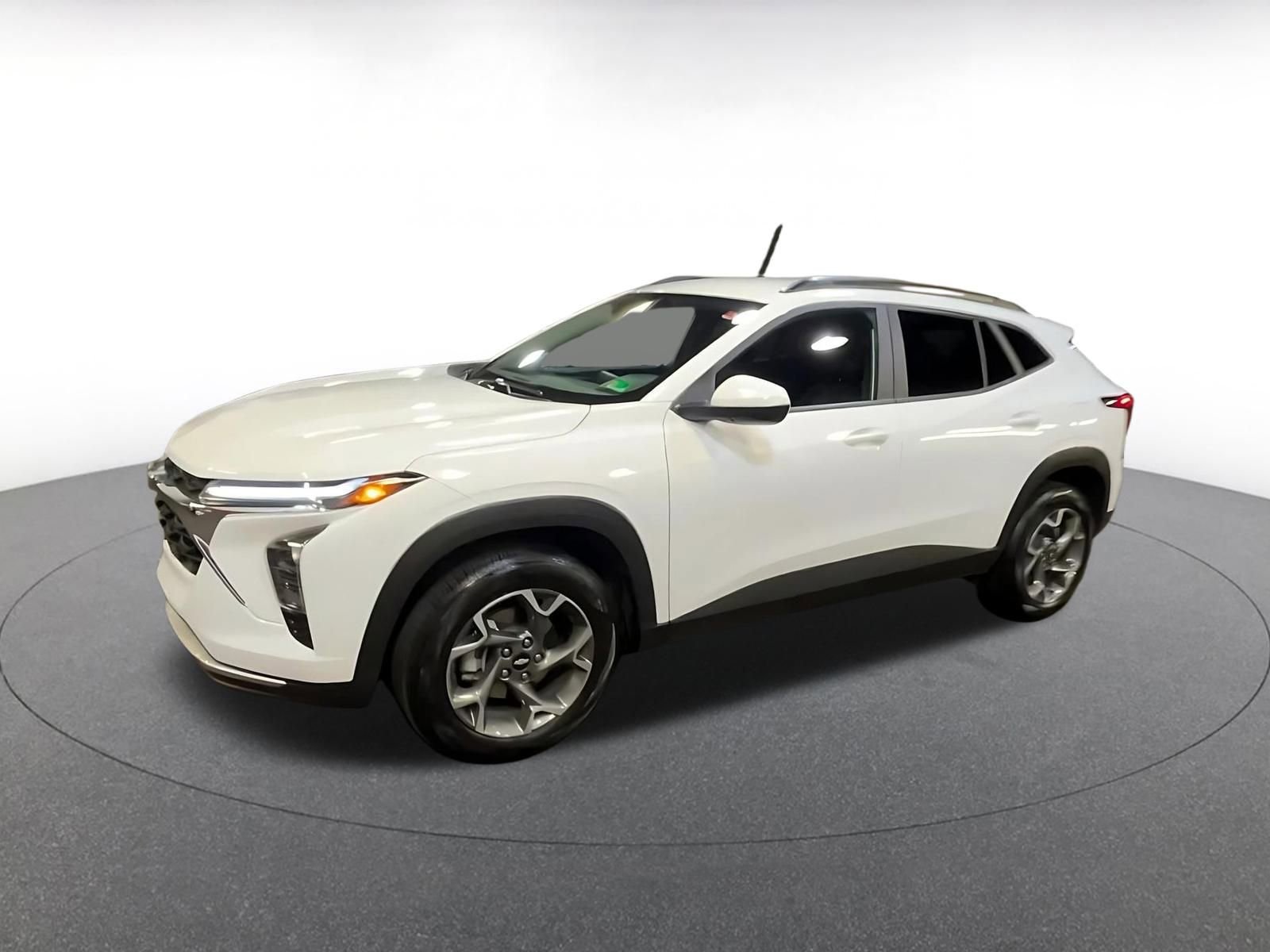 Used 2025 Chevrolet Trax LT w/ LT Convenience Package image 8