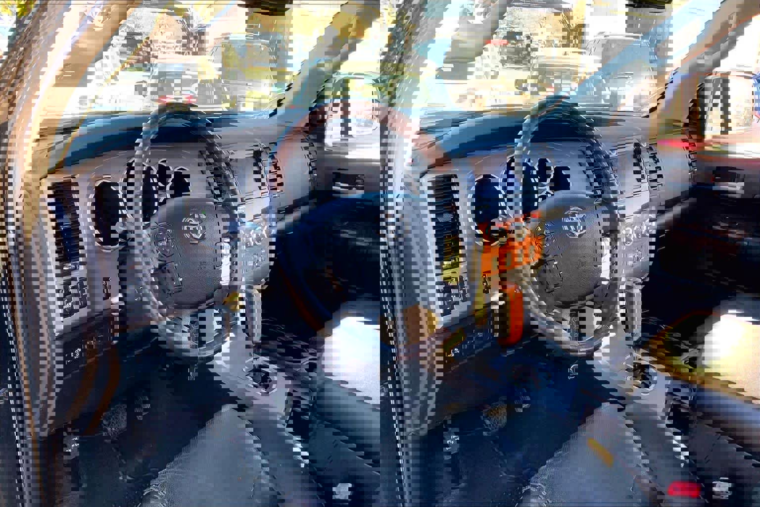 Used 2011 Toyota Tundra Limited w/ Platinum Pkg image 18