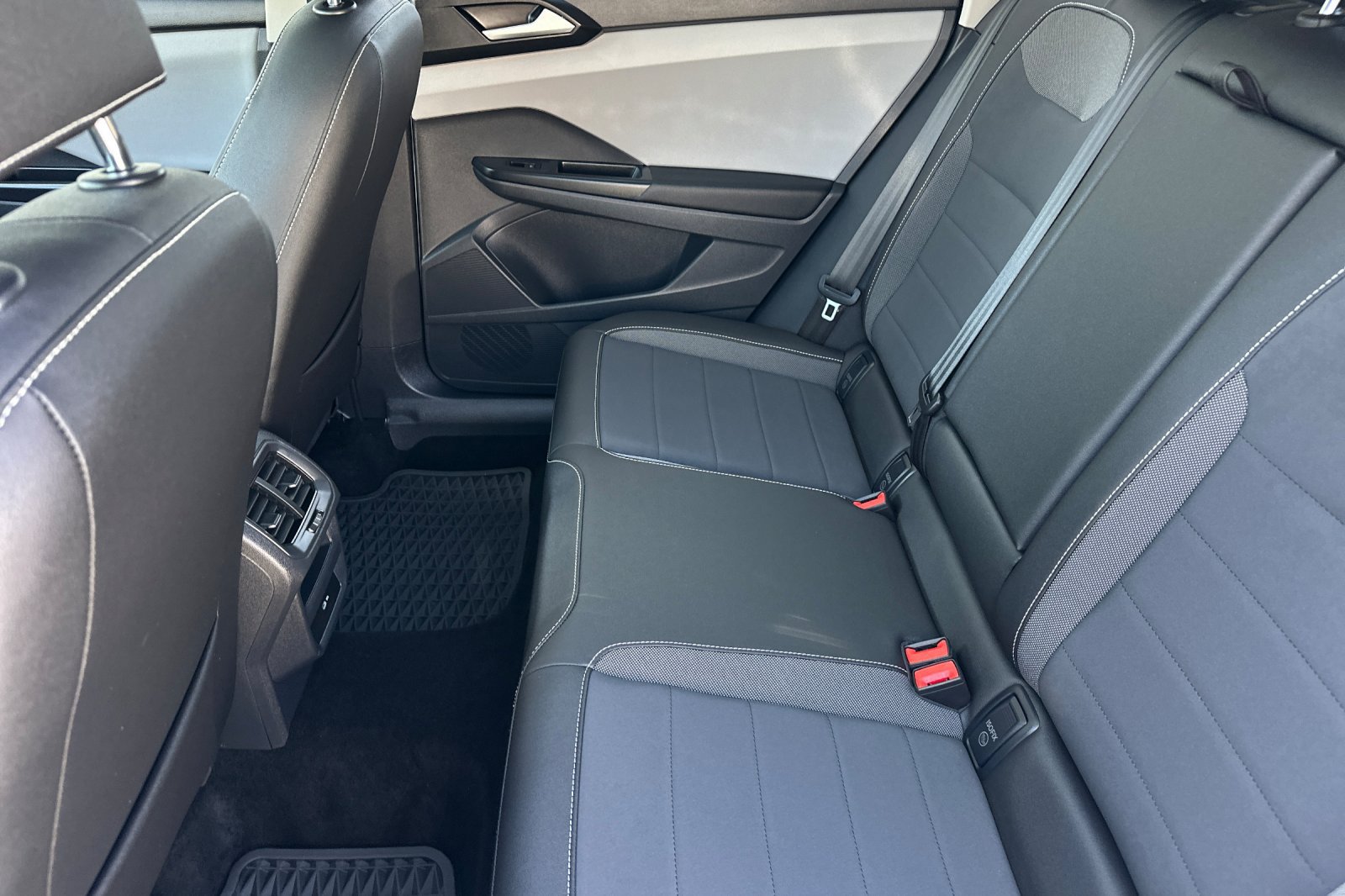 Used 2023 Volkswagen Taos SE w/ Panoramic Sunroof Package FWD image 12