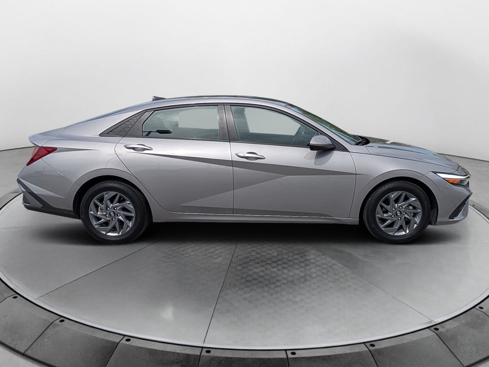 Used 2024 Hyundai Elantra SEL FWD image 2