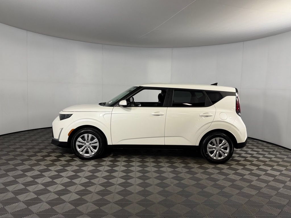 Used 2025 Kia Soul LX FWD image 11