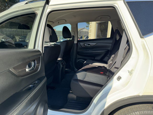 Used 2019 Nissan Rogue SV w/ Premium Package image 7