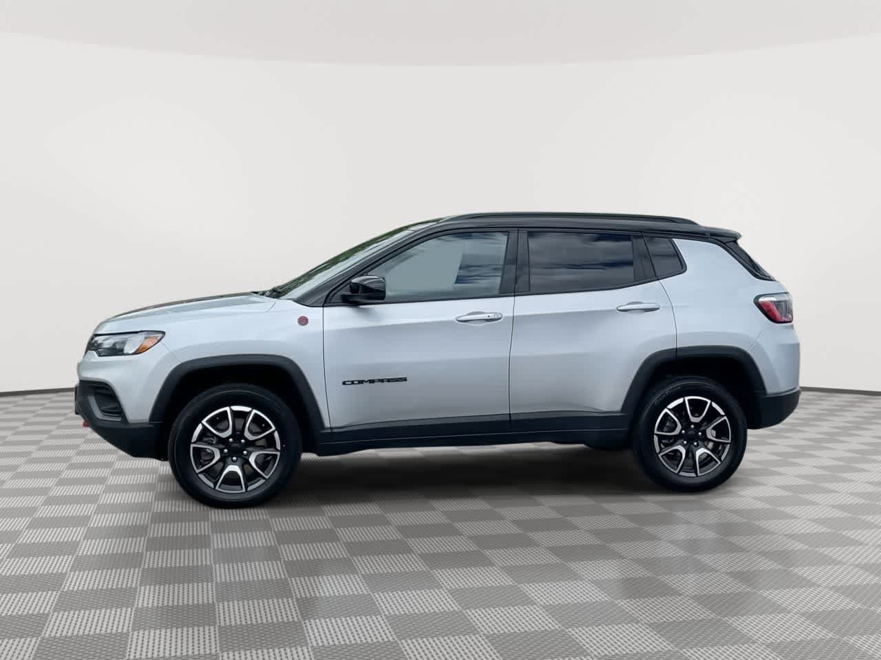 Used 2024 Jeep Compass Trailhawk AWD/4WD image 5