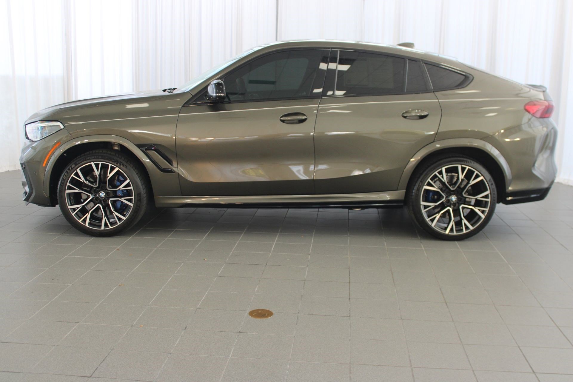 Used 2020 BMW X6 M Competition w/ Executive Package image 2
