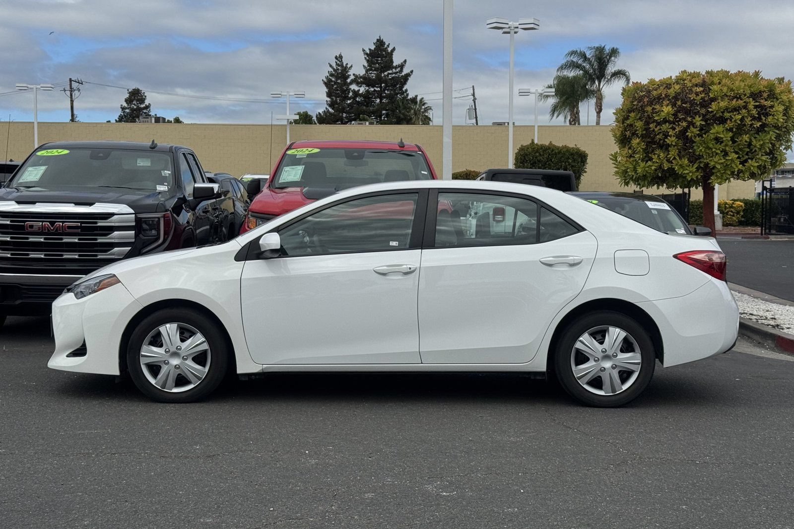 Used 2019 Toyota Corolla LE w/ Carpet Mat Package (TMS) FWD image 8