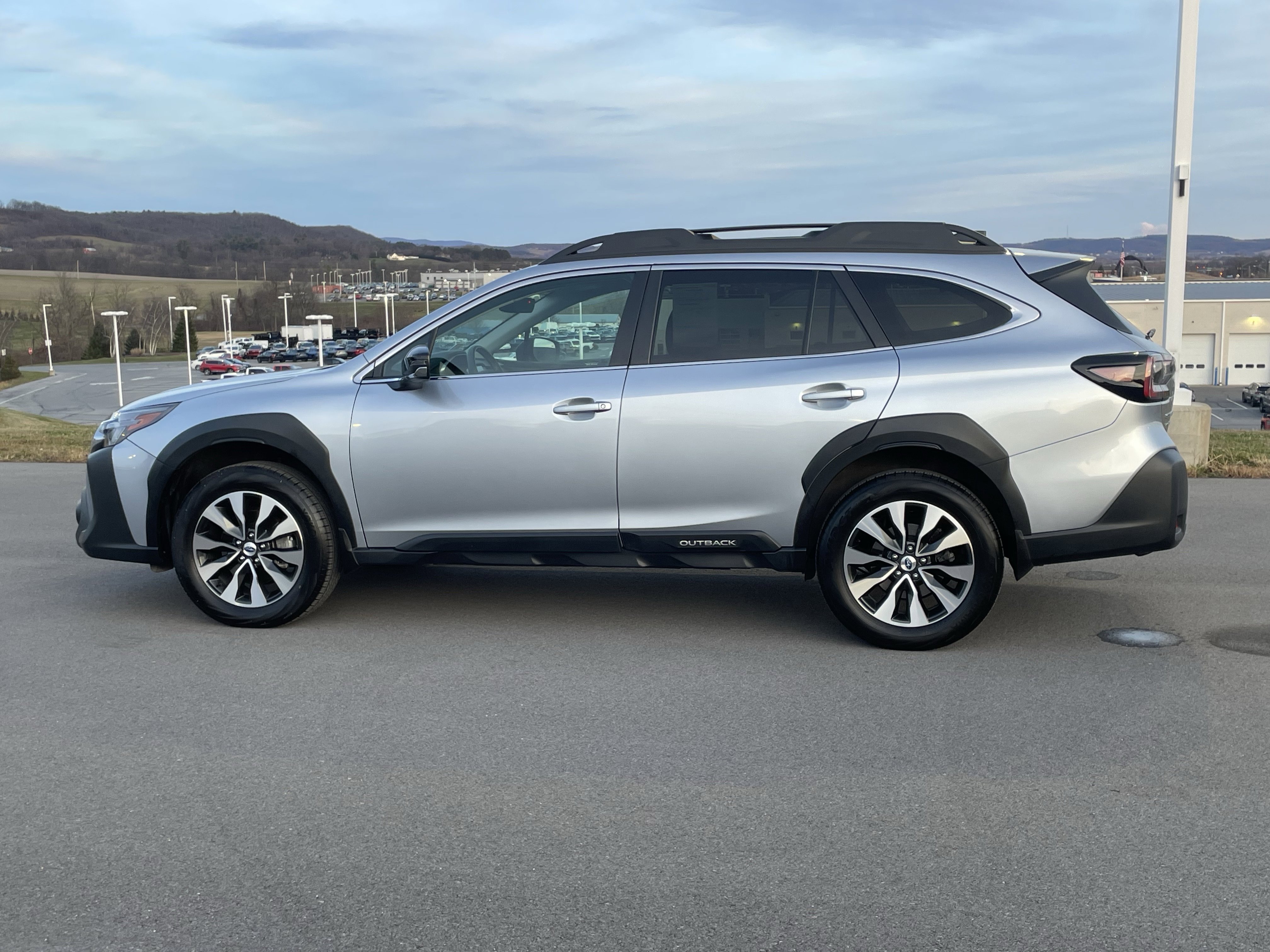 Used 2023 Subaru Outback Limited w/ Popular Package #2 image 7