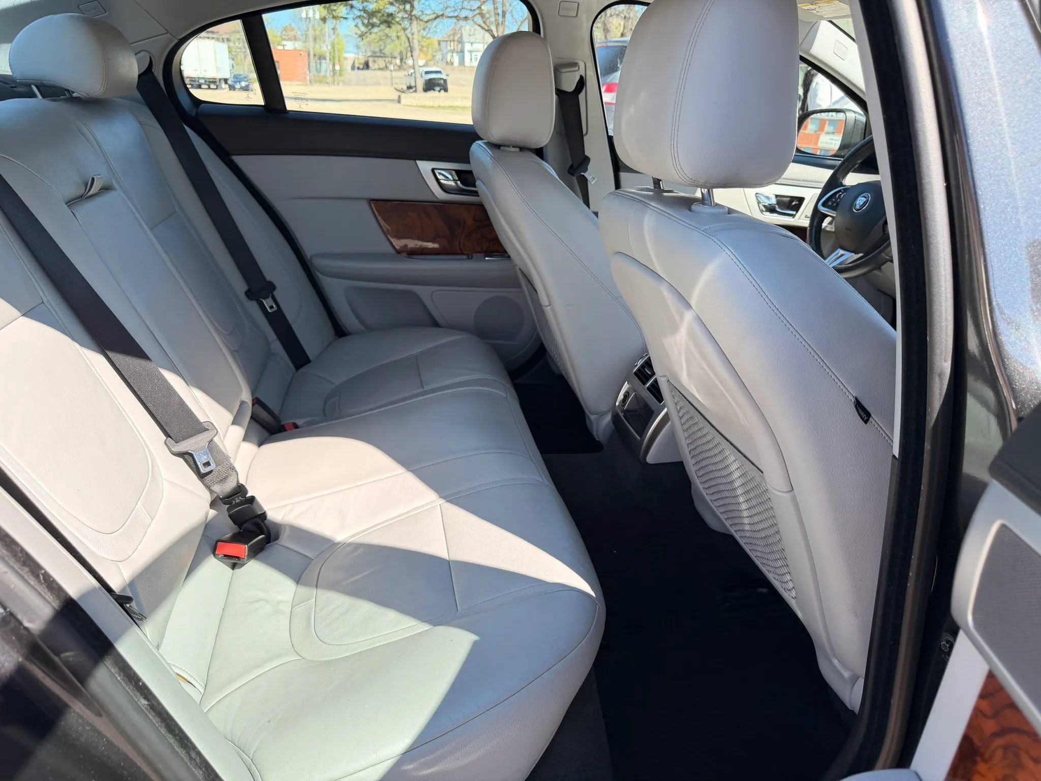 Used 2015 Jaguar XF Premium RWD image 18